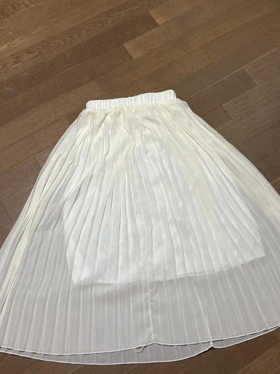 Selling pleated long skirt