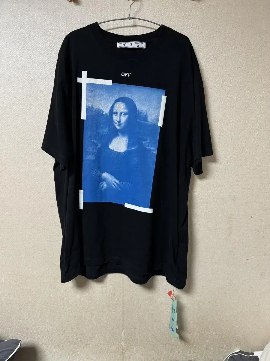 Includes off-white Mona Lisa tack