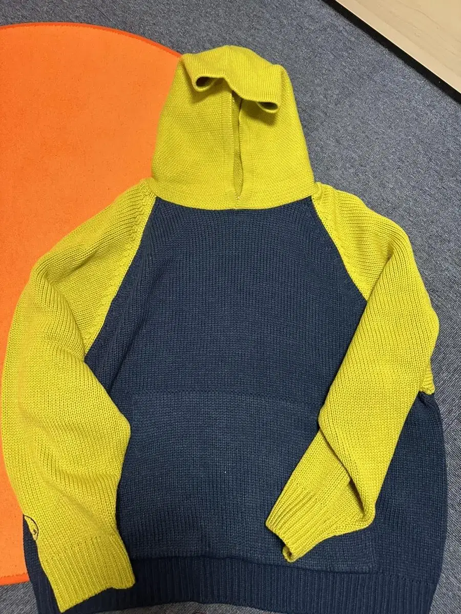 I'm selling my new Xtons knit hoodie.