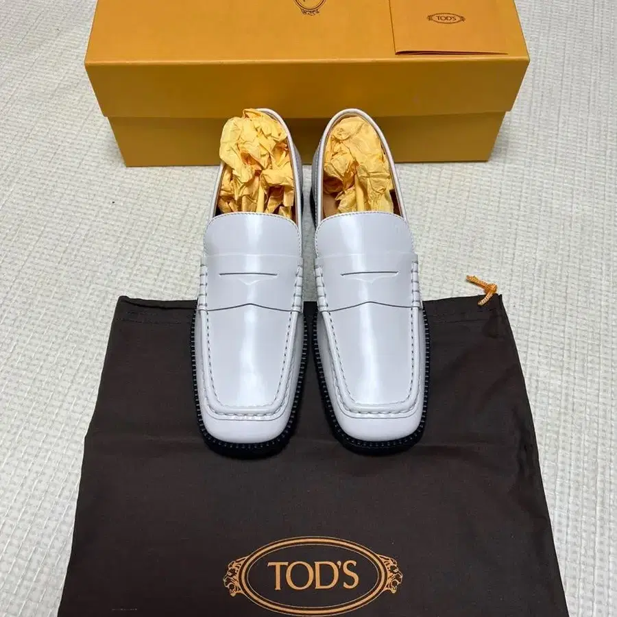 TODS 토즈 여성로퍼 레이스업 레더페니 화이트