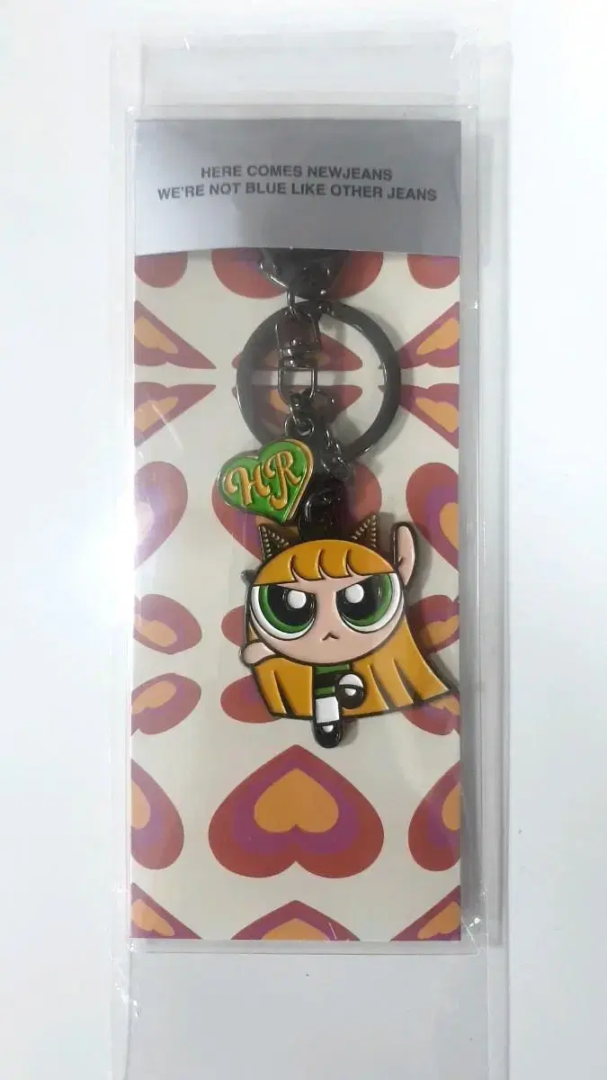 New Jeans haerin sells Powerpuff Girl keyrings.