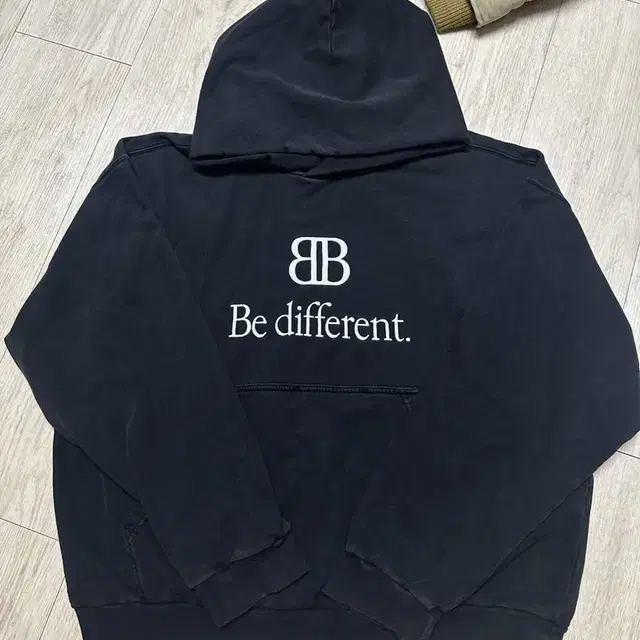 발렌시아가 BB로고 Be different 후드 m size