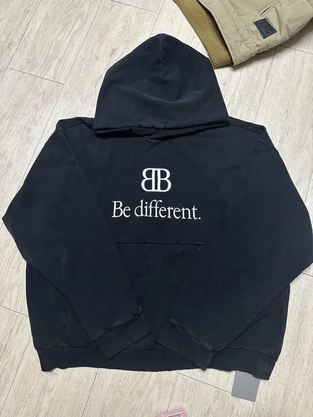 발렌시아가 BB로고 Be different 후드 m size