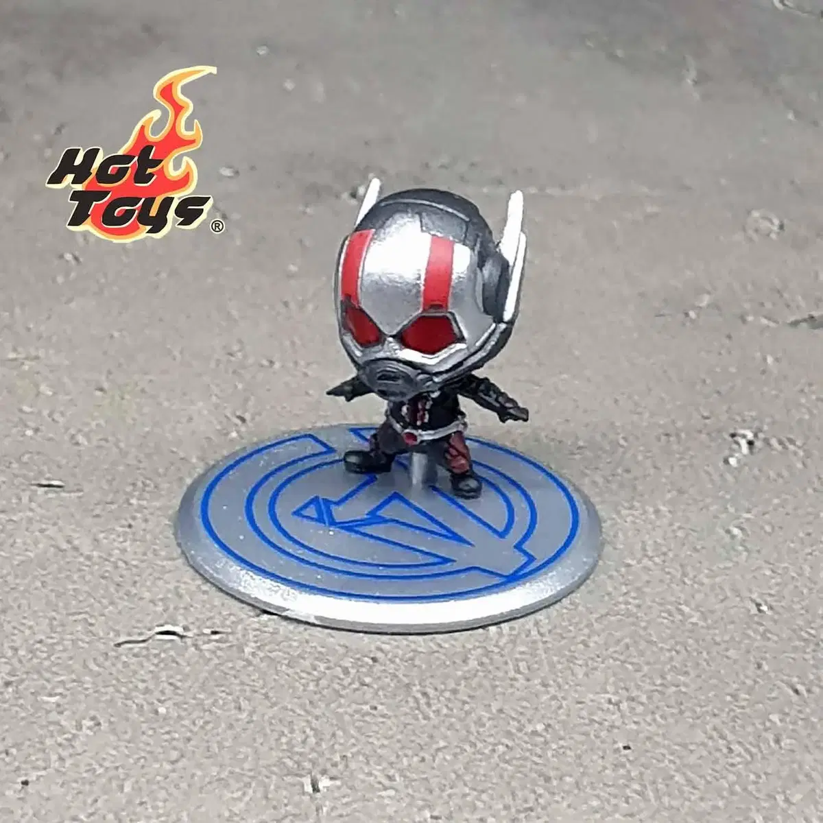 Hot Toys Mini Ant-Man Figure + Stand