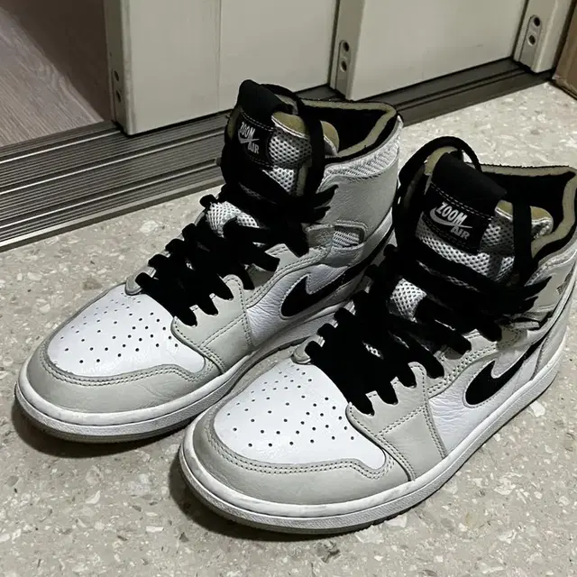 (W) Jordan 1 Zoom Air CMFT Light Bone