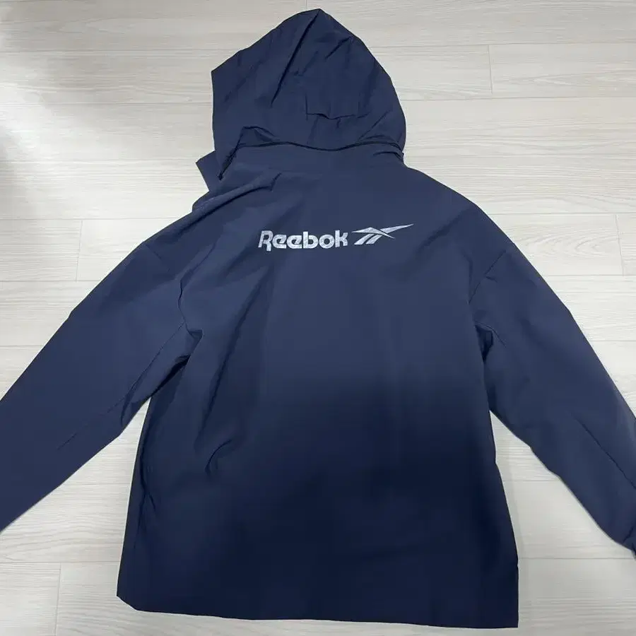 리복 reebok 바람막이 팝니다. 택달린새상품100~105