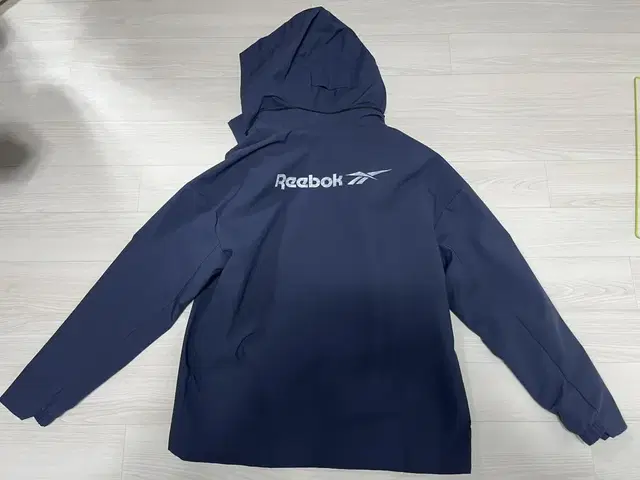 리복 reebok 바람막이 팝니다. 택달린새상품100~105