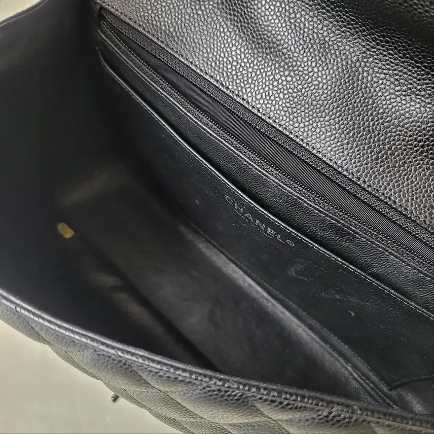 샤넬 클래식 점보 라지 숄더백 블랙 은장 캐비어 13번대 A28600 사진 7