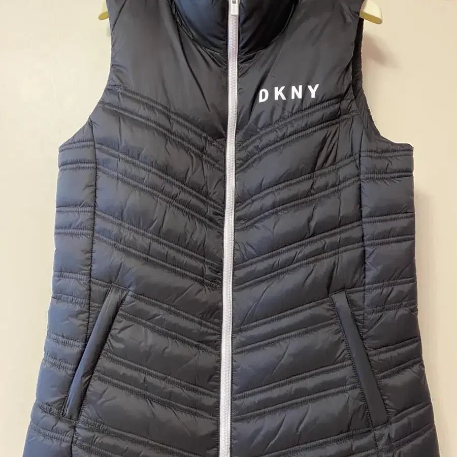 DKNY 블랙 경량 패딩 조끼(새상품급상태)