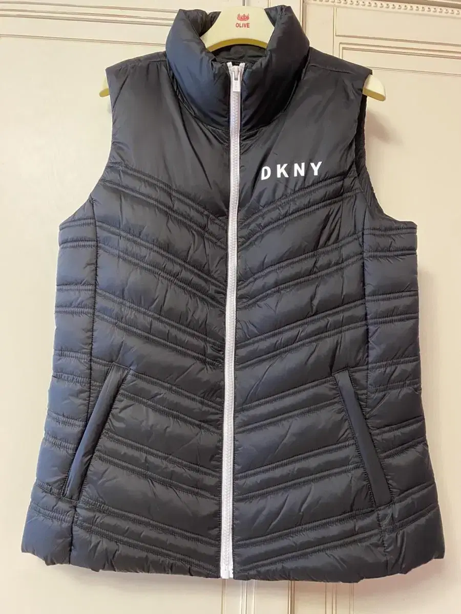 DKNY 블랙 경량 패딩 조끼(새상품급상태)