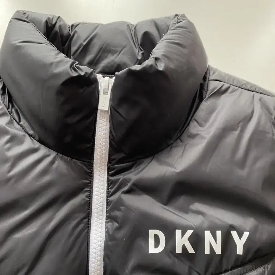 DKNY 블랙 경량 패딩 조끼(새상품급상태)