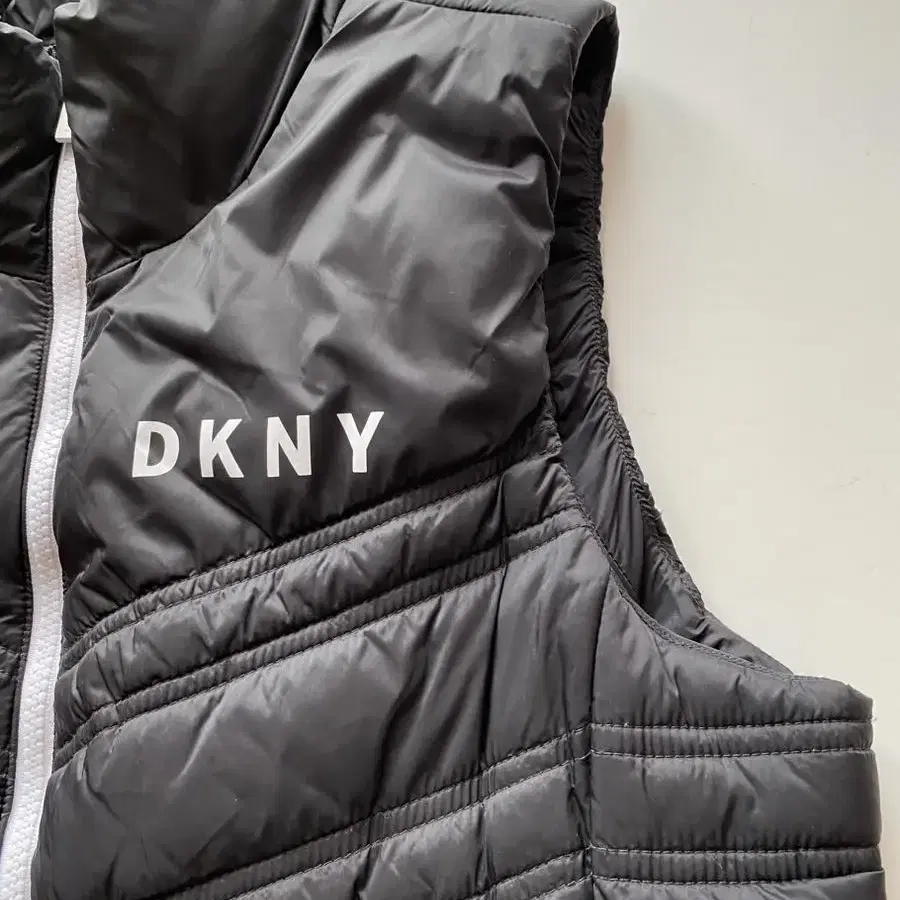 DKNY 블랙 경량 패딩 조끼(S사이즈)