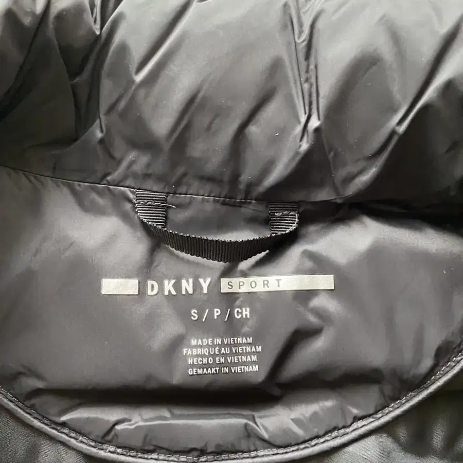 DKNY 블랙 경량 패딩 조끼(새상품급상태)