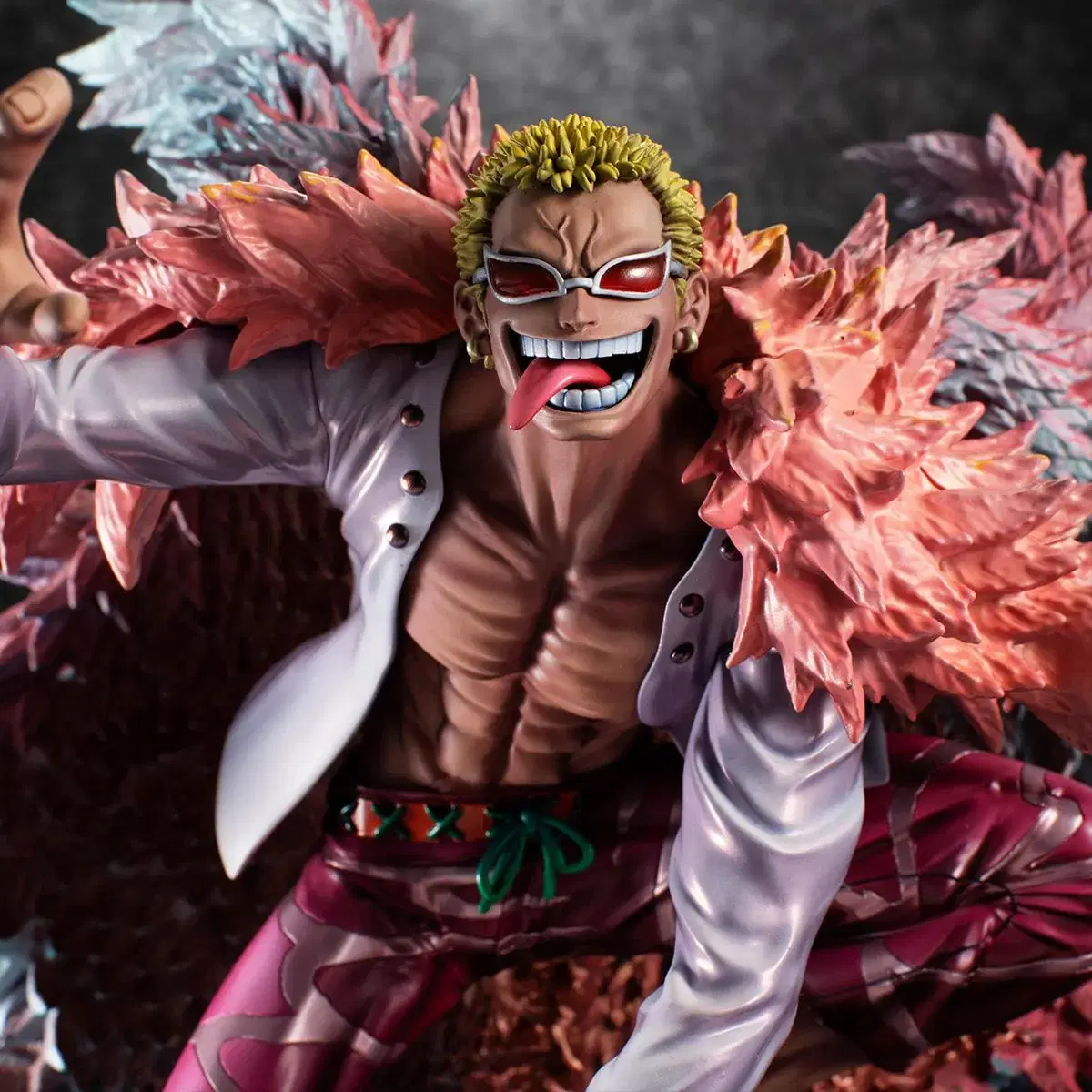 [Megatore Shop Only] ONEPIECE P.O.P Maximum Don Quixote Doflamingo Figure