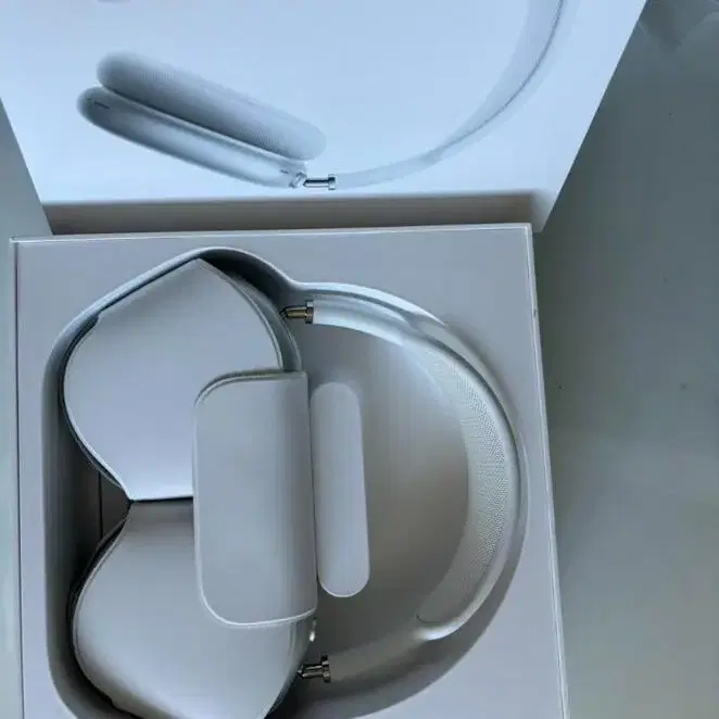 APPLE Headphones 애플,에어팟맥스,에어팟맥스실버,아이폰,에어팟 on Bunjang with safe global