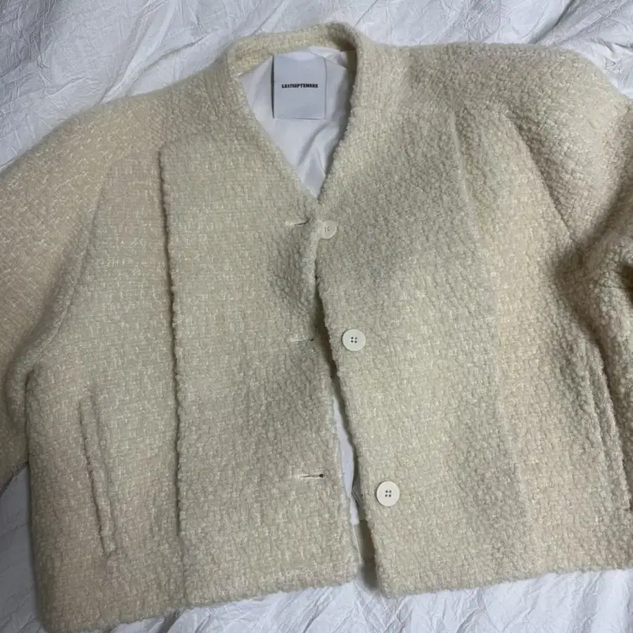 THREE BUTTON WOOL SHORT JACKET 36사이즈 LE1