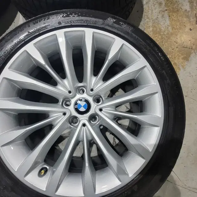 BMW G30 5시리즈 18인치 럭셔리 순정휠 윈터타이어 판매합니다