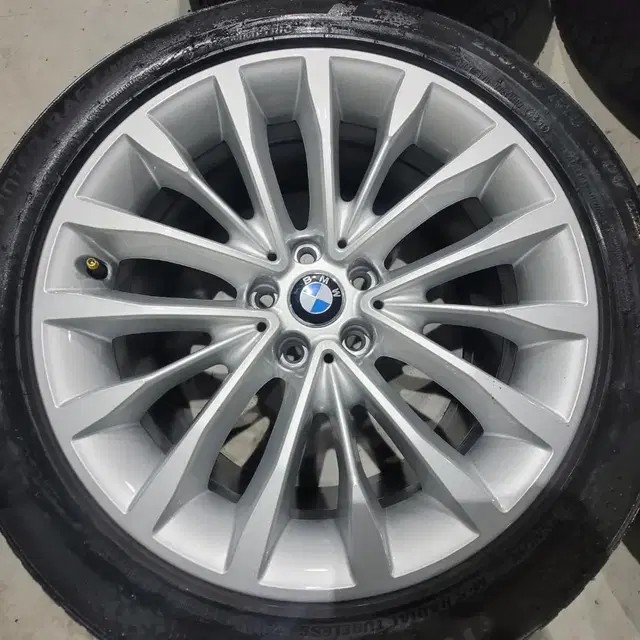 BMW G30 5시리즈 18인치 럭셔리 순정휠 윈터타이어 판매합니다