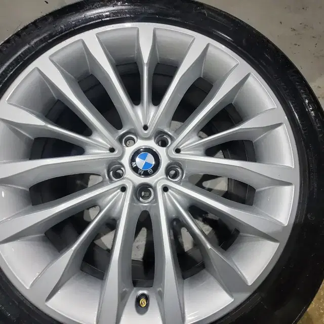 BMW G30 5시리즈 18인치 럭셔리 순정휠 윈터타이어 판매합니다