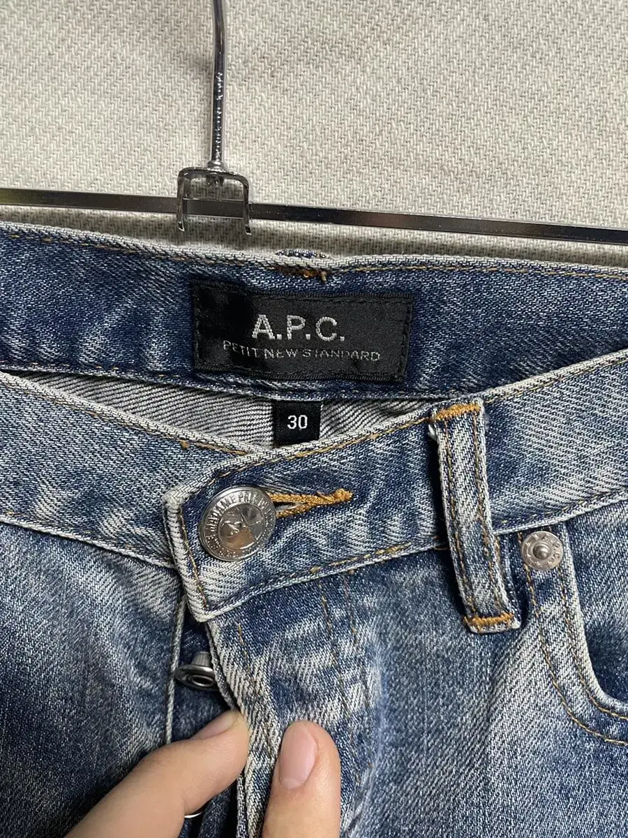 A.P.C 쁘띠뉴스탠 중청