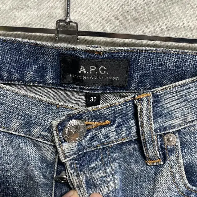 A.P.C 쁘띠뉴스탠 중청