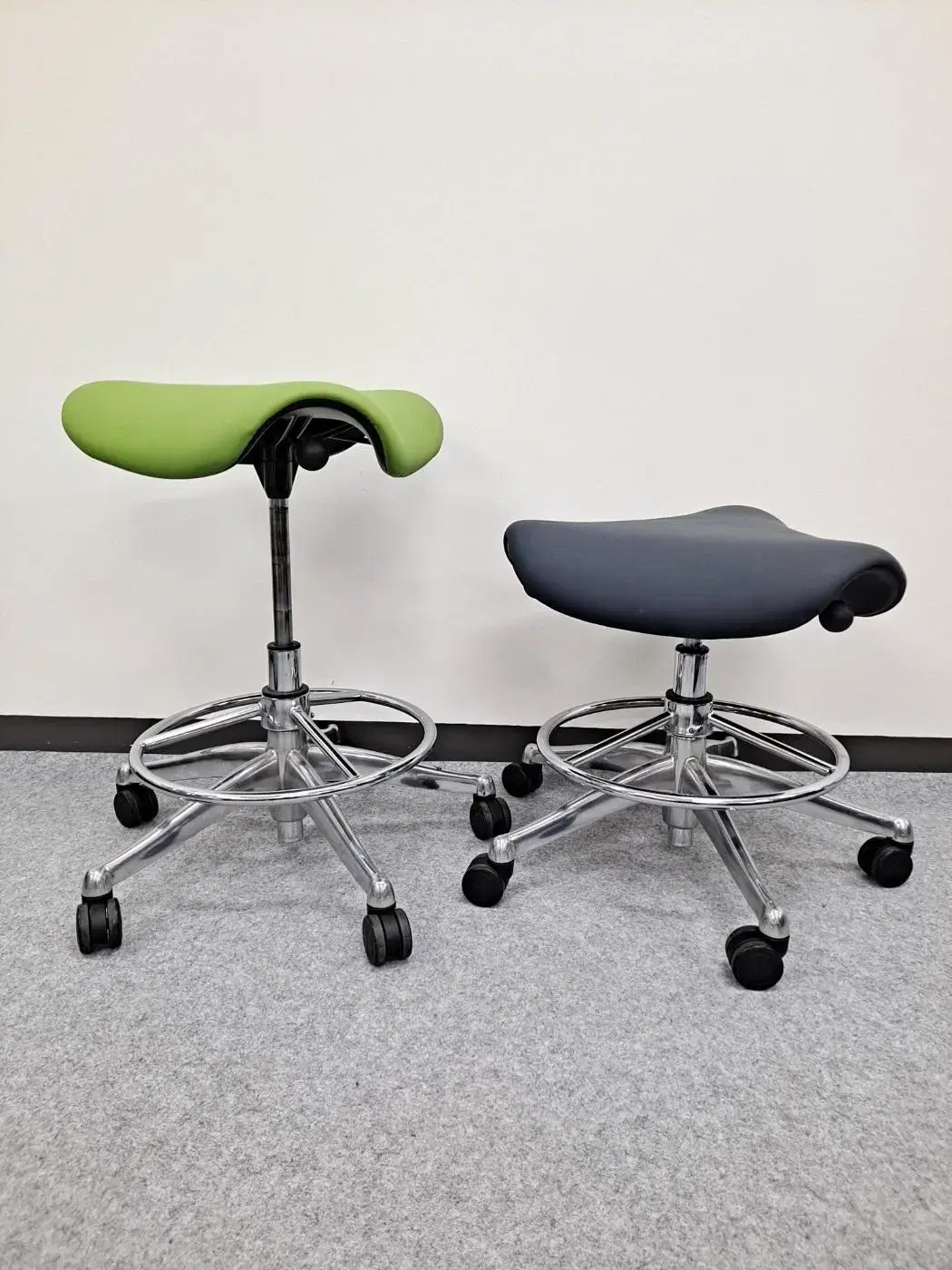 휴먼스케일 새들 스툴 의자 (Humanscale Saddle Stool)