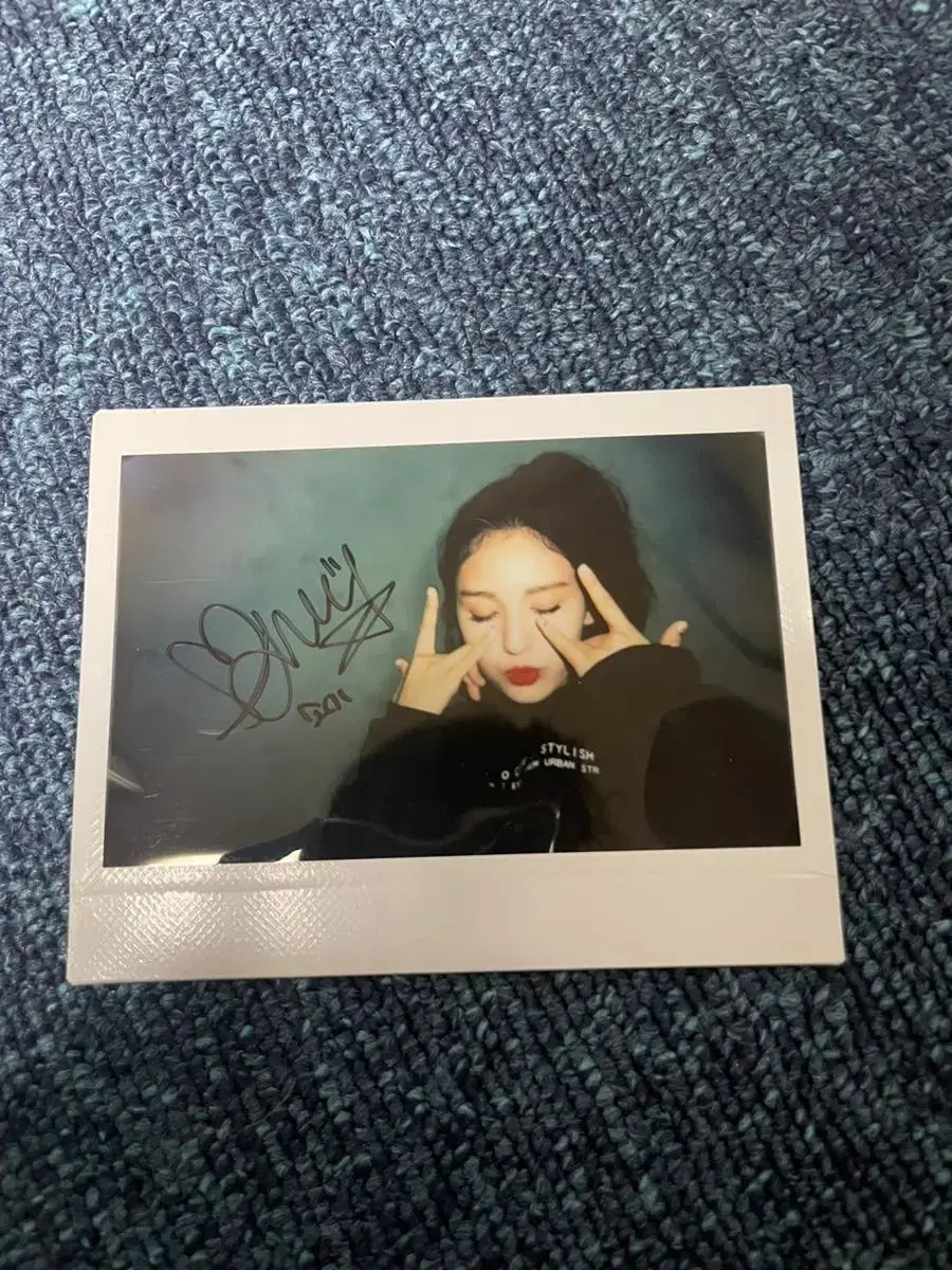 Jeon Somi's autographed polaroid.