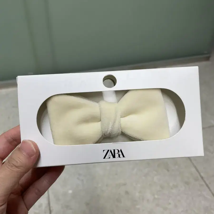 ZARA 아이보리 벨벳 보타이