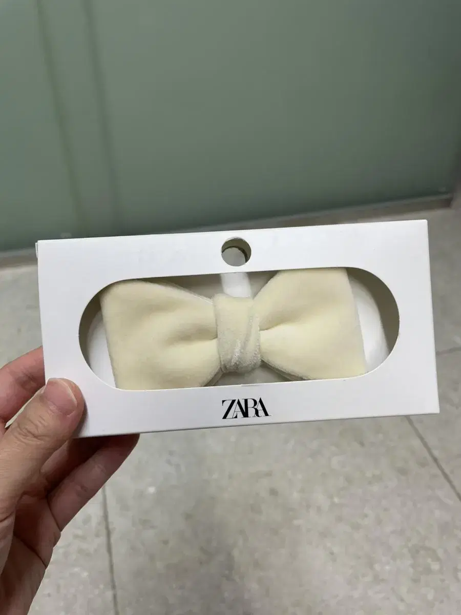 ZARA 아이보리 벨벳 보타이