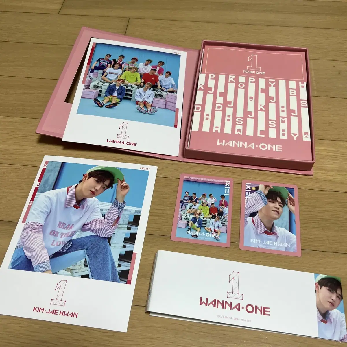 Wanna One's first mini album [1X1=1(TO BE OND)] PINK VER.