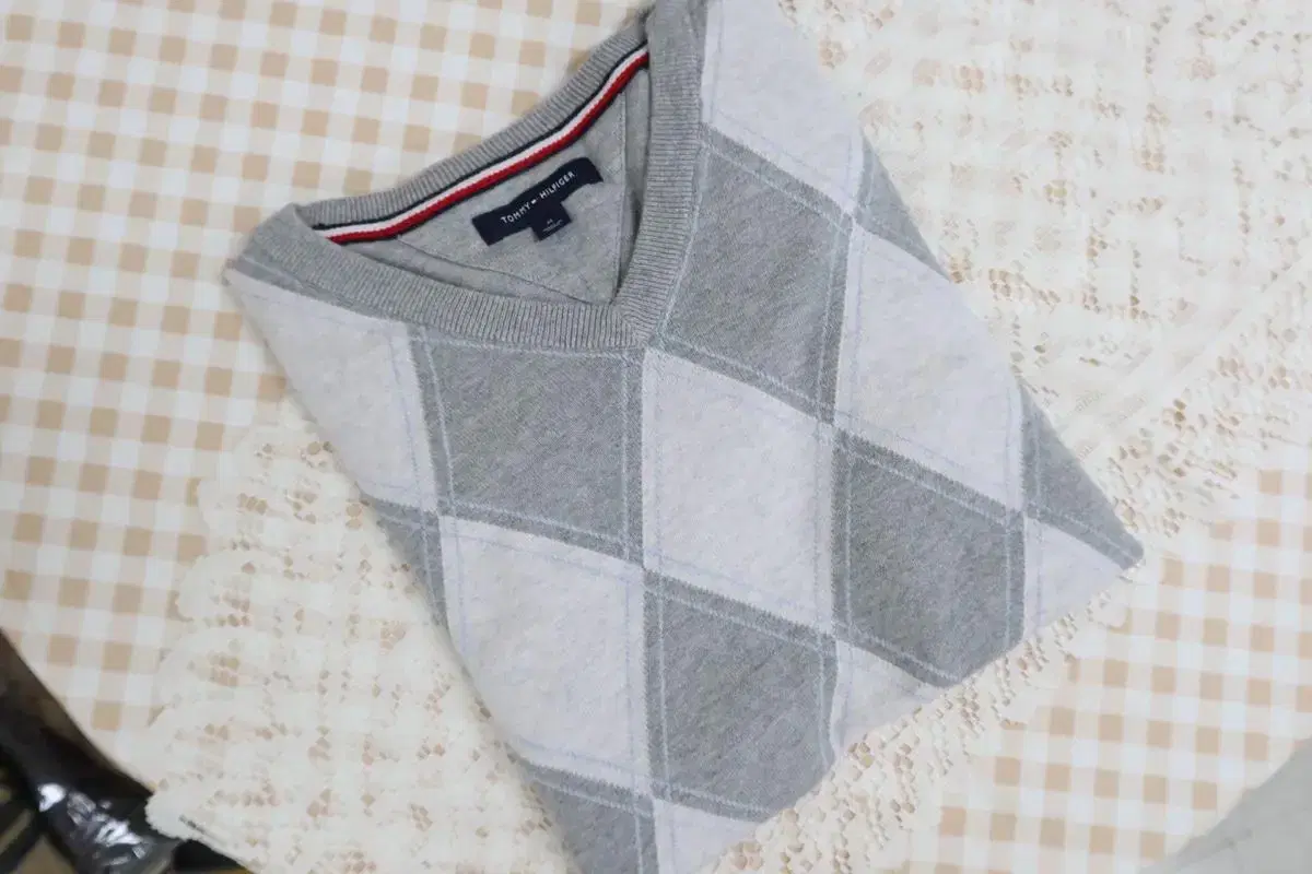 Tommy Hilfiger Argyle (Check) Pattern V-Neck Knit M