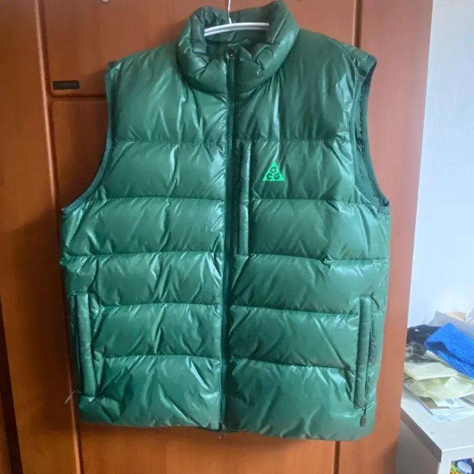 L) Nike ACG Padded Vest Vest