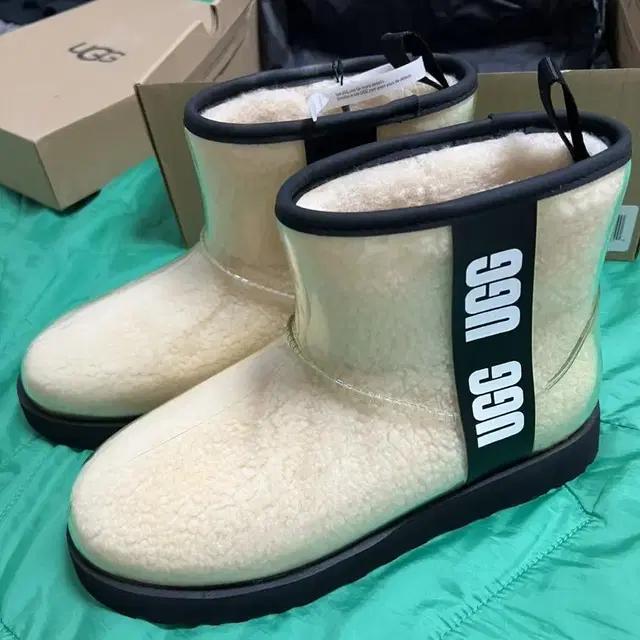 UGG 로고 그래픽 클리어 PVC 미니 부츠 네츄럴 정품 선물용