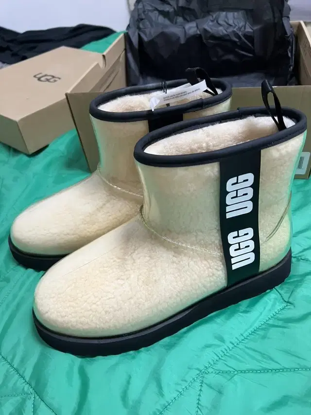 UGG 로고 그래픽 클리어 PVC 미니 부츠 네츄럴 정품 선물용