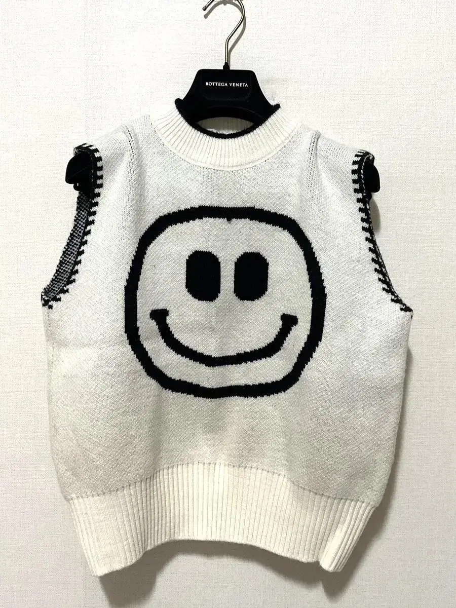 Smile knit vest