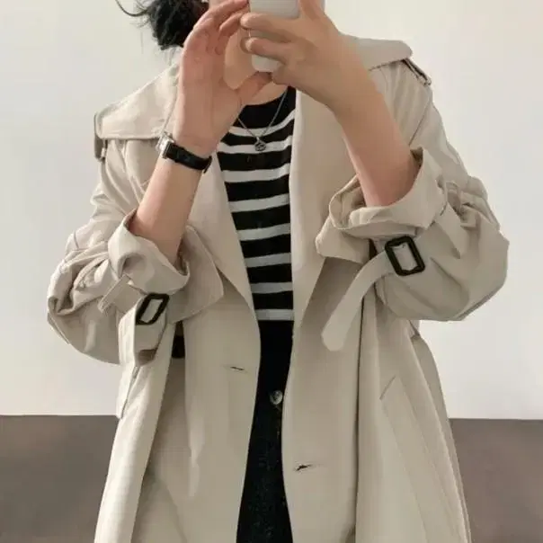 Loose-fitting trench coat