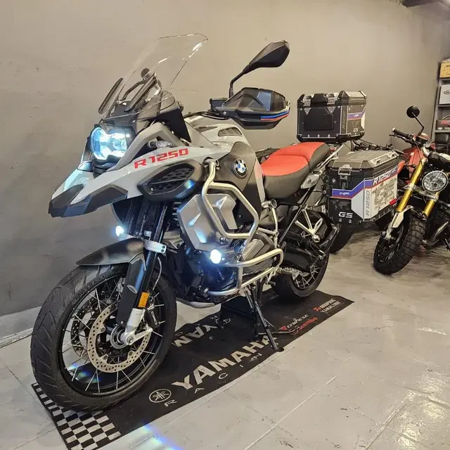 부산 BMW R1250 어드벤처 19년식 1만키로 신차급  판매합니다.