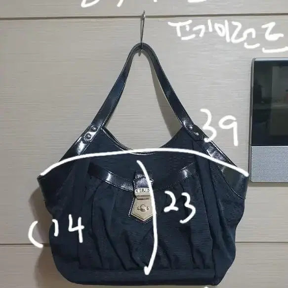 펜디 FENDI 주카 숄더백