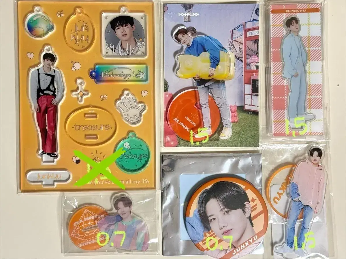 Treasure junkyu acrylic stand pin badge