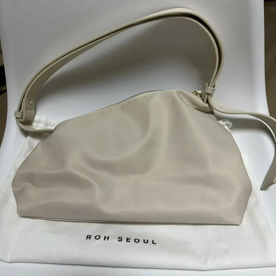 로서울 Rowie nylon shoulder bag Ivory