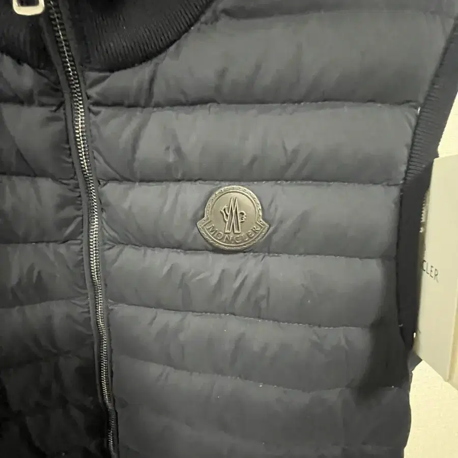 MONCLER 몽클레어 MAGLIA 9407400 91116 남성 구스다