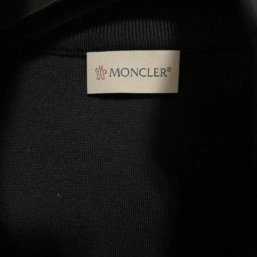 MONCLER 몽클레어 MAGLIA 9407400 91116 남성 구스다