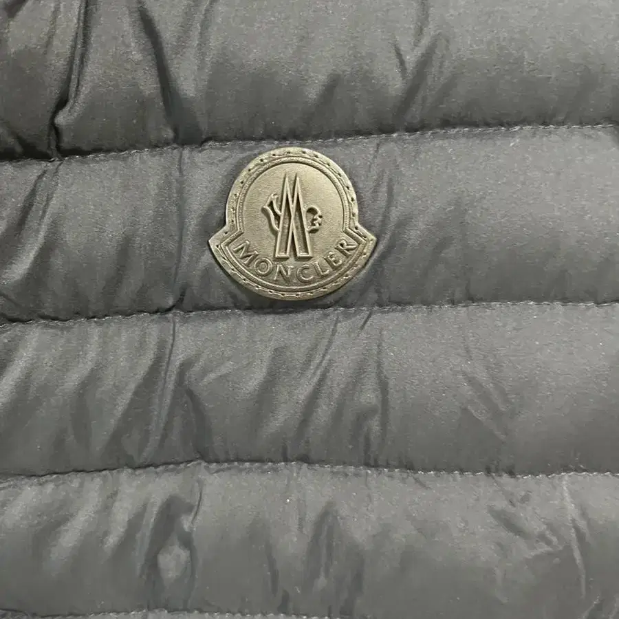 MONCLER 몽클레어 MAGLIA 9407400 91116 남성 구스다