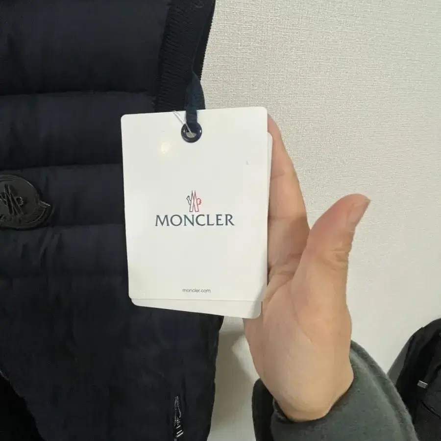 MONCLER 몽클레어 MAGLIA 9407400 91116 남성 구스다