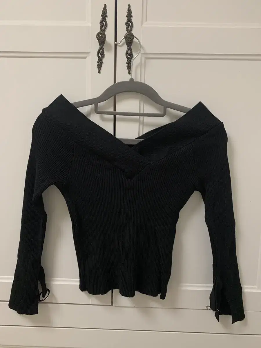 V-neck slim-fit knit (can be off-the-shoulder)