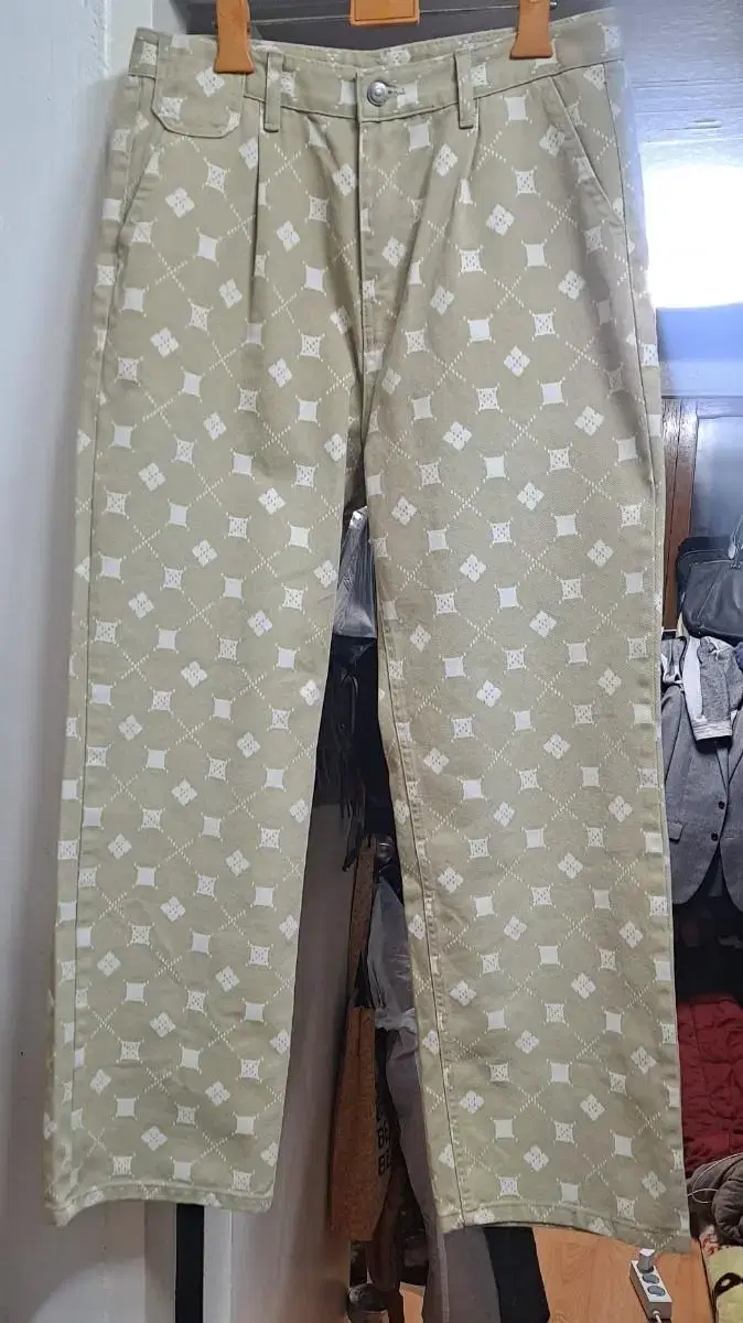 UNALLOYED Argyle Pattern Pants 32" (New without tags)