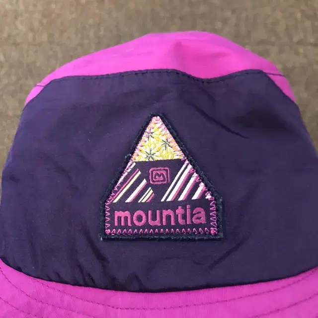 Vintage mountia purple bucket hat