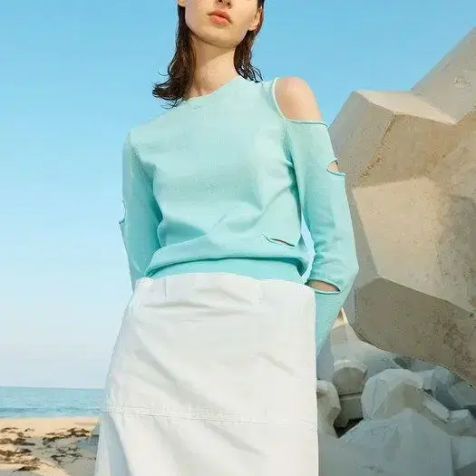 더오픈프로덕트 ASYMMETRIC CUT-OUT SWEATER, SKY