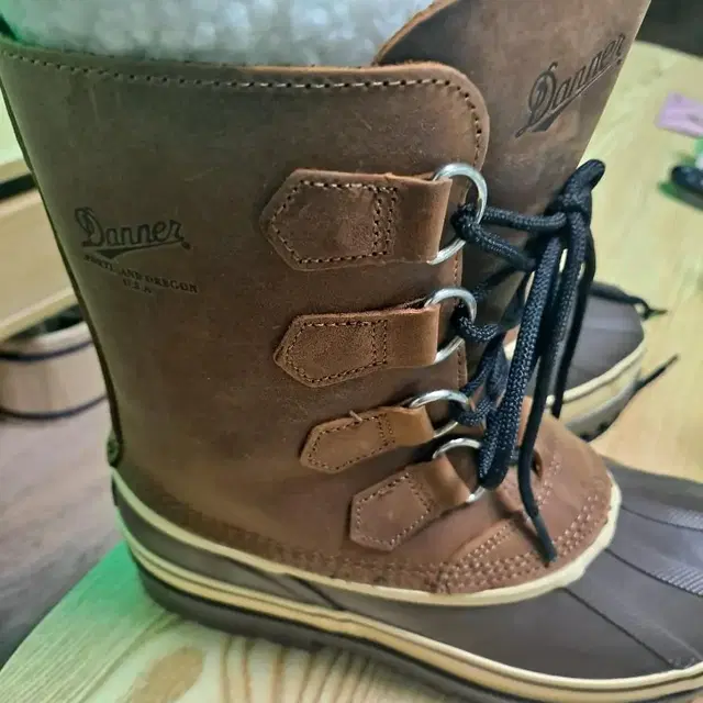 Danner ridge top 미들부츠 브라운 230 판매합니다.