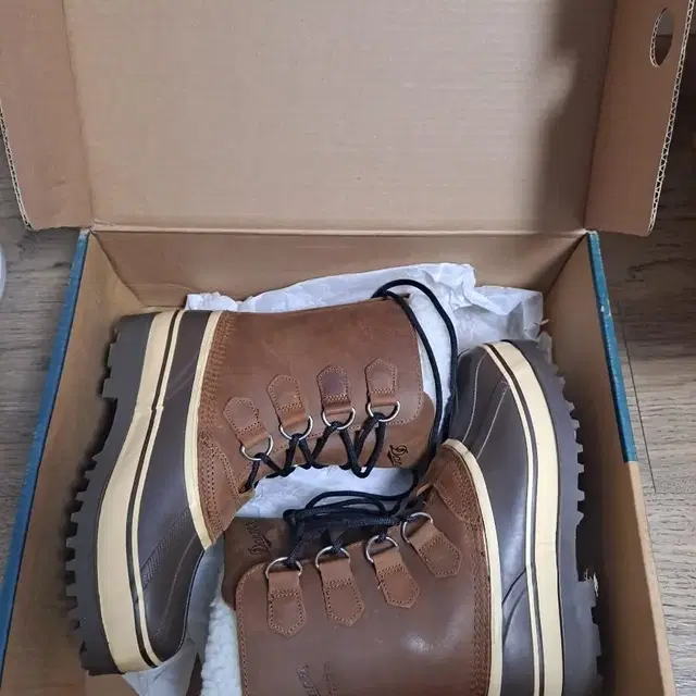 Danner ridge top 미들부츠 브라운 230 판매합니다.